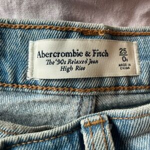o ABERCROMBIE AND FITCH JEANS SIZE 25